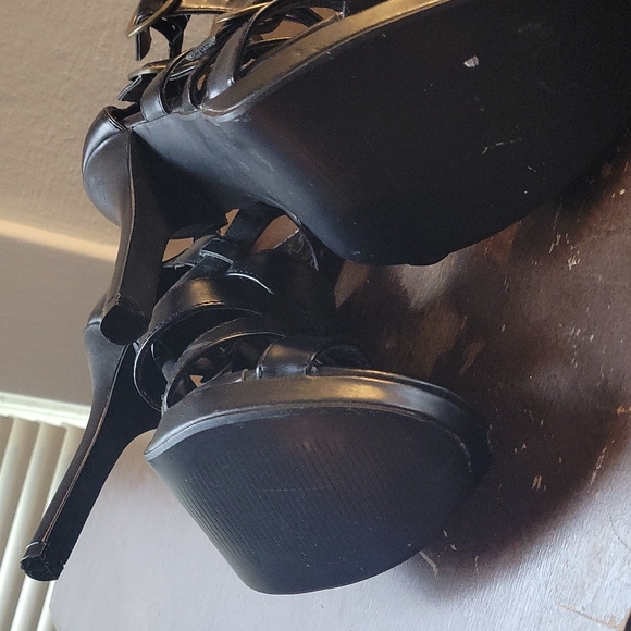 Delicious brand, 9.5 size, black, strapy high heel shoe - Picture 5 of 5